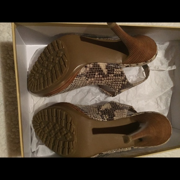 Michael Kors Belinda Leather Sandals - Picture 3 of 6